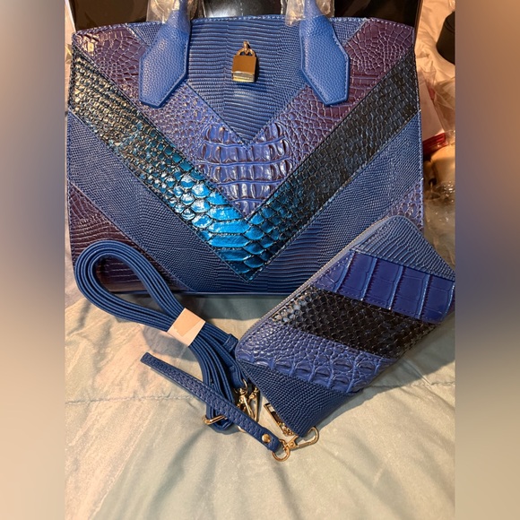 NEW Blue Vegan Leather Crocodile/Snakeskin Patterned Handbag w/Gold Tone Lock - Picture 2 of 8